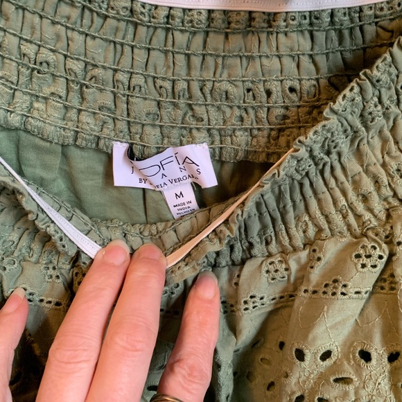 Sophia Vergara Off The Shoulder Top - Picture 2 of 2